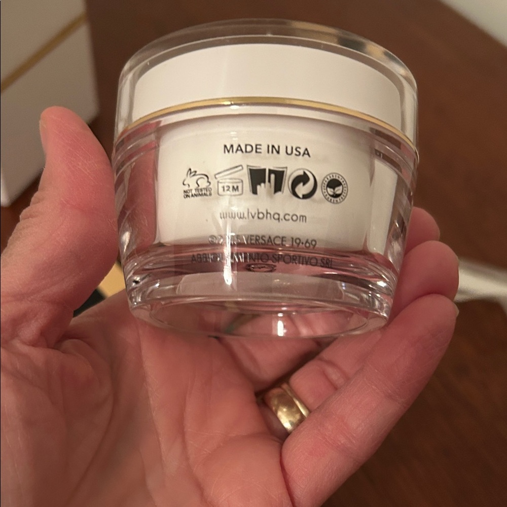 Versace Idra Totale Moisturizer - White and Gold - Picture 8 of 9